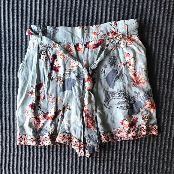 💐 Angie Floral Shorts 💐 - Picture 3 of 9